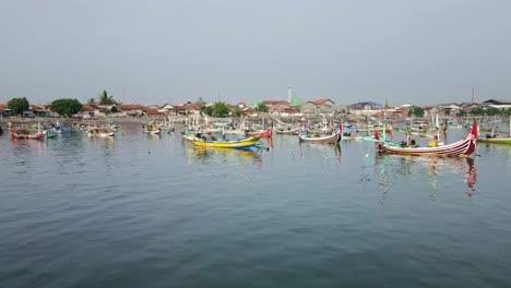 El-Puerto-De-Muncar-Sirve-Como-Un-Muelle-Tradicional-Para-Barcos,-Un-Centro-Esencial-Para-La-Economía-Local-Y-Reconocido-Como-El-Puerto-Más-Grande-De-Java.