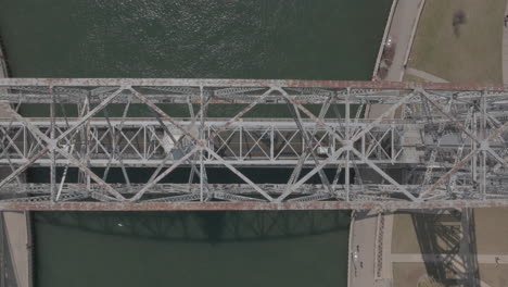 Vista-Aérea-De-Arriba-Hacia-Abajo-De-Los-Automóviles-Que-Circulan-Por-El-Puente-Elevador-Aéreo-En-Duluth