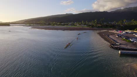 Imágenes-De-Drones-De-Canoas-Saliendo-Del-Puerto-De-Mamala-Bay-Honolulu-Hawaii-Frente-A-La-Isla-De-Oahu