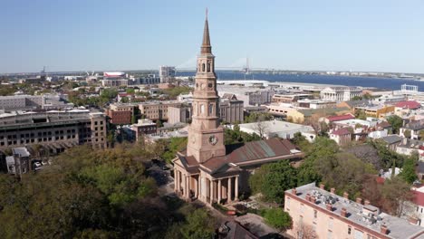 Amplia-Toma-Aérea-Panorámica-De-La-Iglesia-De-San-Felipe-En-Charleston,-Carolina-Del-Sur.