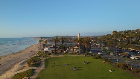 Menschen-Auf-Dem-Grünen-Rasen-Des-Powerhouse-Park-In-Del-Mar-City-Beach,-Kalifornien,-USA