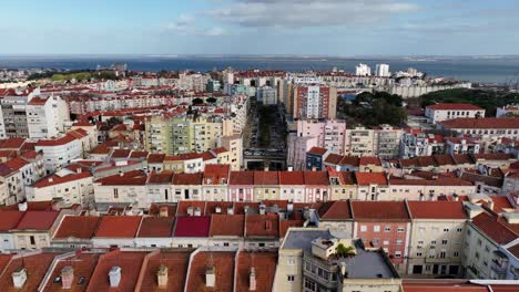 Drone-Volando-Sobre-Los-Tejados-De-Lisboa.