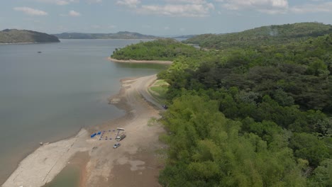 Costas-Arenosas-A-Lo-Largo-De-La-Presa-Y-Embalse-Natural-De-Hatillo,-República-Dominicana