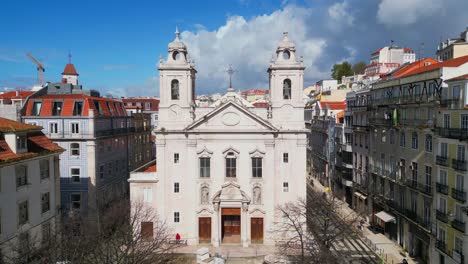 Volando-Lentamente-Hacia-La-Iglesia-De-São-Paulo-Con-El-Paisaje-Urbano-De-Lisboa-Al-Fondo,-Lisboa,-Portugal