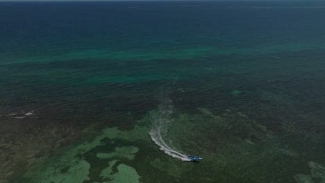 Boote,-Die-In-Exotischen-Und-Flachen-Meeresgewässern-Navigieren