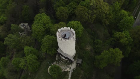 Drohnen-Dolley-Neigungsansicht-Des-Aussichtspunkts-Auf-Dem-Historischen-Schlossturm-Von-Kazimierz-Dolny
