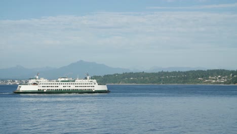 Ferry-Que-Viaja-A-Través-Del-Estrecho-De-Puget-En-Un-Día-Soleado