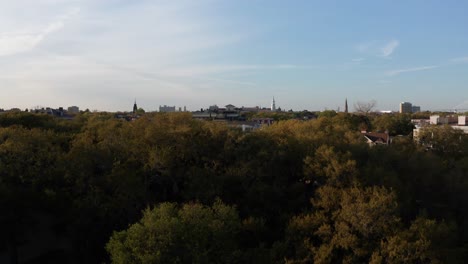 Nahaufnahme-Der-Statue-Der-Konföderierten-Verteidiger-Entlang-Der-South-Battery-Seawall-Im-White-Point-Garden-Bei-Sonnenuntergang-In-Charleston,-South-Carolina