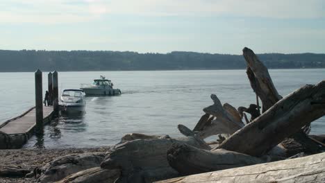 Barcos-Que-Llegan-Al-Embarcadero-Público-En-Mukilteo,-Washington