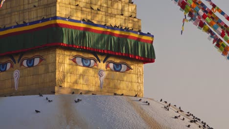 Primer-Plano-De-La-Estupa-Central-Y-Los-Ojos-De-Buda-En-El-Templo-Boudhanath,-Katmandú,-Nepal