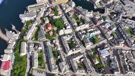 Alesund,-Norwegen,-Vogelperspektive-Der-Innenstadt-Und-Der-Gebäude-Am-Wasser,-Drohnenaufnahme-Aus-Großer-Höhe-Mit-60 fps