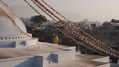 Banderas-De-Oración-En-La-Parte-Central-Del-Templo-Boudhanath,-Katmandú,-Nepal