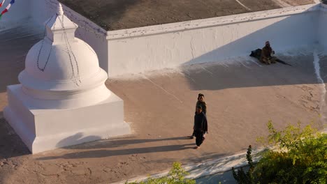 Gente-Caminando-Por-La-Sección-Interior-Del-Templo-Boudhanath,-Katmandú,-Nepal