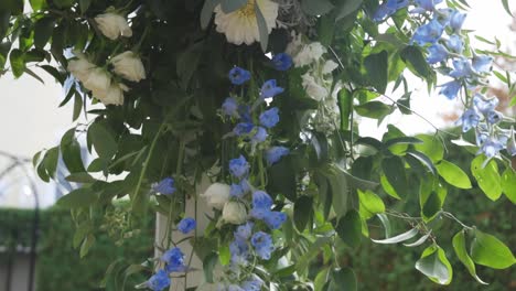 Wunderschöne-Hochzeitsblumen-Baumeln-Bei-Der-Zeremonie