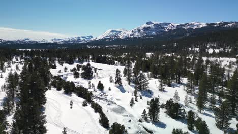 Hope-Valley-Luftaufnahme-Mit-Winterlicher-Fluss--Und-Berglandschaft