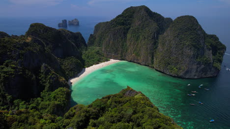 Bahía-Maya-Tropical-Entre-Rocas-De-Piedra-Caliza