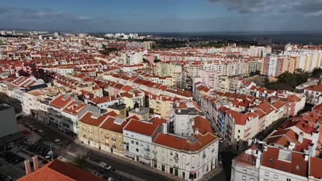 Drohnenaufnahme-Eines-Fluges-über-Lissabon