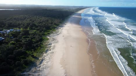 Wellen-Brechen-Am-Sandstrand-Von-Cabarita-Beach-In-New-South-Wales,-Australien