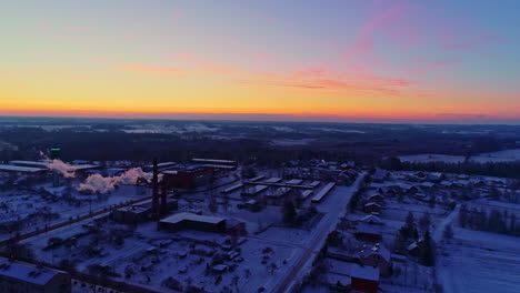 Rauch-Aus-Schneebedeckten-Industriegebieten-Bei-Sonnenaufgang-Im-Winter