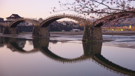 Puente-Kintai-kyo-En-Japón,-Reflejándose-En-El-Río,-Hermosa-Escena-Primaveral