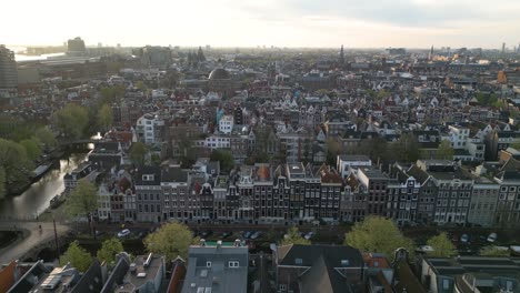 Hermoso-Dron-Deslizante-Disparado-Sobre-Las-Históricas-Calles-Del-Canal-De-Ámsterdam