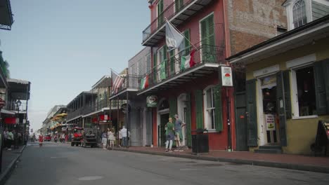 Pat-O&#39;Brien&#39;s-Bourbons-Street,-Außenansicht,-Tag,-New-Orleans,-French-Quarter