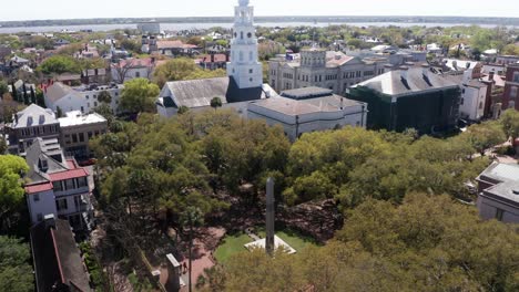 Descending-close-up-aerial-shot-of-Washington-Square-in-the-historic-French-Quarter-of-Charleston,-South-Carolina