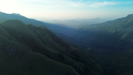 Vista-Aérea-Del-Paisaje-De-Drones-De-La-Pintoresca-Cordillera-Con-Colinas-Con-Naturaleza-Temprano-En-La-Mañana-Vegetación-Del-Amanecer-Ella-Sri-Lanka-Asia-Viajes-Turismo