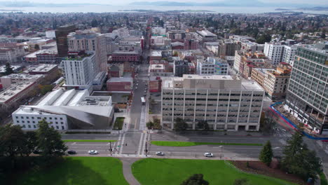 Berkeley,-California,-Estados-Unidos,-Museo-De-Arte-Y-Archivo-De-Películas-Del-Pacífico-Y-Edificios-Del-Centro,-Disparo-De-Drone