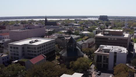 Toma-Aérea-Baja-De-La-Iglesia-Congregacional-Circular-En-El-Histórico-Barrio-Francés-De-Charleston,-Carolina-Del-Sur