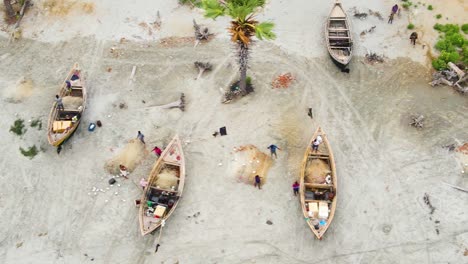 Pescadores-En-Sus-Barcos-De-Madera-Reparando-Redes-De-Pesca-En-Bangladesh,-En-El-Sur-De-Asia.