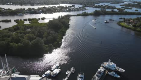 Vista-Aérea-De-Un-Lugar-Popular-Para-Lugareños-Y-Turistas-En-Tarpon-Springs,-Florida.