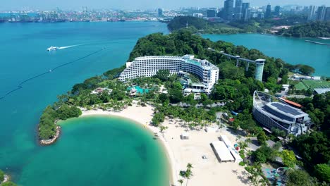 Luftdrohne-Landschaftsansicht-Des-Siloso-Beach-Resort-Hotels,-Der-Inselbucht,-Der-Attraktion-Und-Des-Wahrzeichens-Von-Singapur,-Dem-Reisetourismus,-Dem-Keppel-Harbour,-Asien