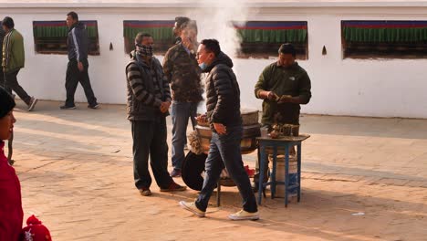 Gran-Olla-De-Incienso-Ardiendo-En-La-Sección-Exterior-Del-Templo-Boudhanath,-Katmandú,-Nepal