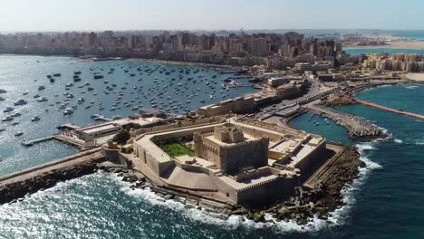 Luftaufnahme-Der-Zitadelle-Von-Qaitbay,-Einer-Verteidigungsfestung-Aus-Dem-15.-Jahrhundert-An-Der-Mittelmeerküste-In-Alexandria,-Ägypten,-Das-Konzept-Der-Historischen-Belastbarkeit-Und-Des-Maritimen-Schutzes