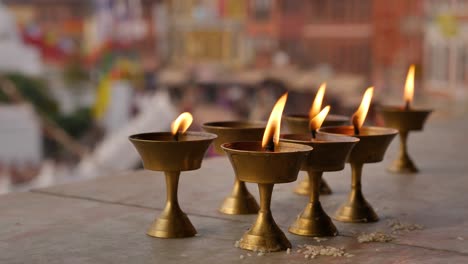 Primer-Plano-De-Lámparas-De-Mantequilla-Encendidas,-Templo-Boudhanath,-Katmandú,-Nepal