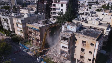 Tractor-Demoliendo-Edificios-En-La-Ciudad-De-Tel-Aviv,-Israel.