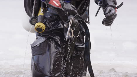 El-Agua-Gotea-Del-Traje-Seco-Y-Del-Equipo-De-Buceo-Del-Buzo-De-Hielo-Que-Emerge-Del-Lago.