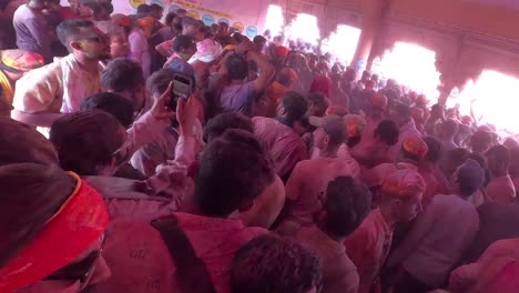 POV-Aufnahme:-Ganapati-Leute-Tanzen-In-Der-Menschenmenge-Und-Drehen-Auch-Videos-Mit-Ihren-Handys