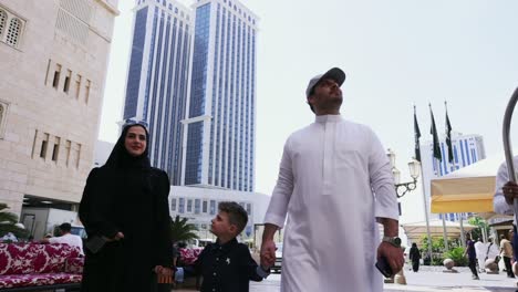 Muslim-couple-with-their-son-arrive-at-their-hotel