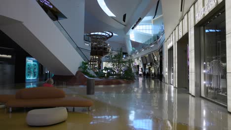 Interior-Del-Centro-Comercial-Americano,-Tiendas-Minoristas-Crystals-Las-Vegas