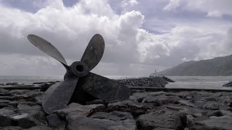 Hélice-De-Barco-Grande-En-El-Muelle-De-Las-Rocas-Del-Puerto,-Povoação,-Azores