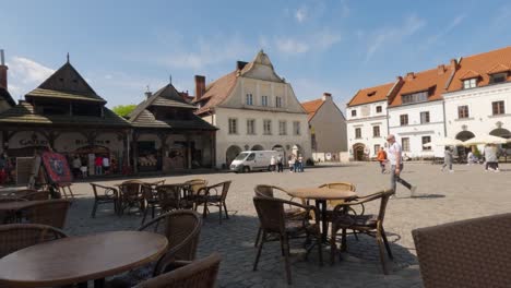 Bustling-Market-Square,-a-central-hub-of-Kazimierz-Dolny,-Poland,-must-visit-for-any-traveler