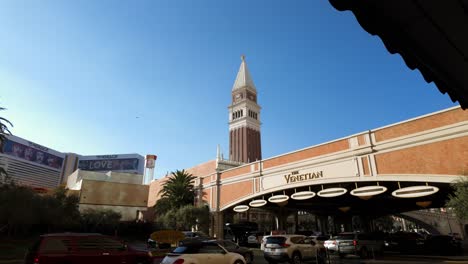 Vehicles-line-up-at-entrance-to-The-Venetian-Resort,-Las-Vegas-on-sunny-day