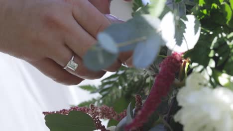 Brides-holds-wedding-bouquet-outside