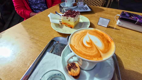 Café-Adornado-Con-Una-Delicada-Forma-De-Corazón-Elaborado-Con-Leche-Espumosa-Y-Una-Rebanada-De-Cremosa-Tarta-De-Queso-Además