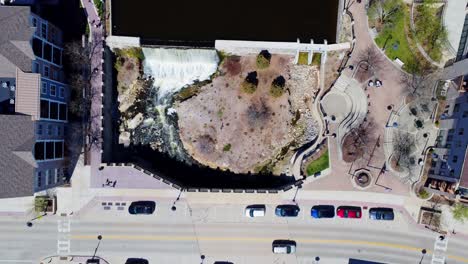 Lapso-De-Tiempo-Estático-De-Una-Cascada-En-El-Centro-De-Una-Ciudad-Turística