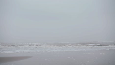Blick-Vom-Strand-Auf-Die-Ankommenden-Wellen-An-Einem-Sehr-Nebligen-Morgen