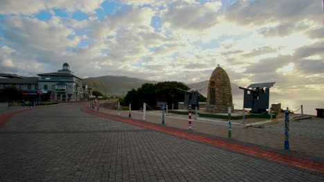 Nubes-Doradas-épicas-Al-Amanecer-Con-Vista-Al-Monumento-A-Los-Caídos-En-Guerra-De-Hermanus-Y-A-La-Torre-Del-Reloj