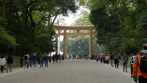 Gente-Abarrotada-En-La-Entrada-De-La-Puerta-Torii-Del-Santuario-Meiji-Jingu-En-Tokio,-Japón